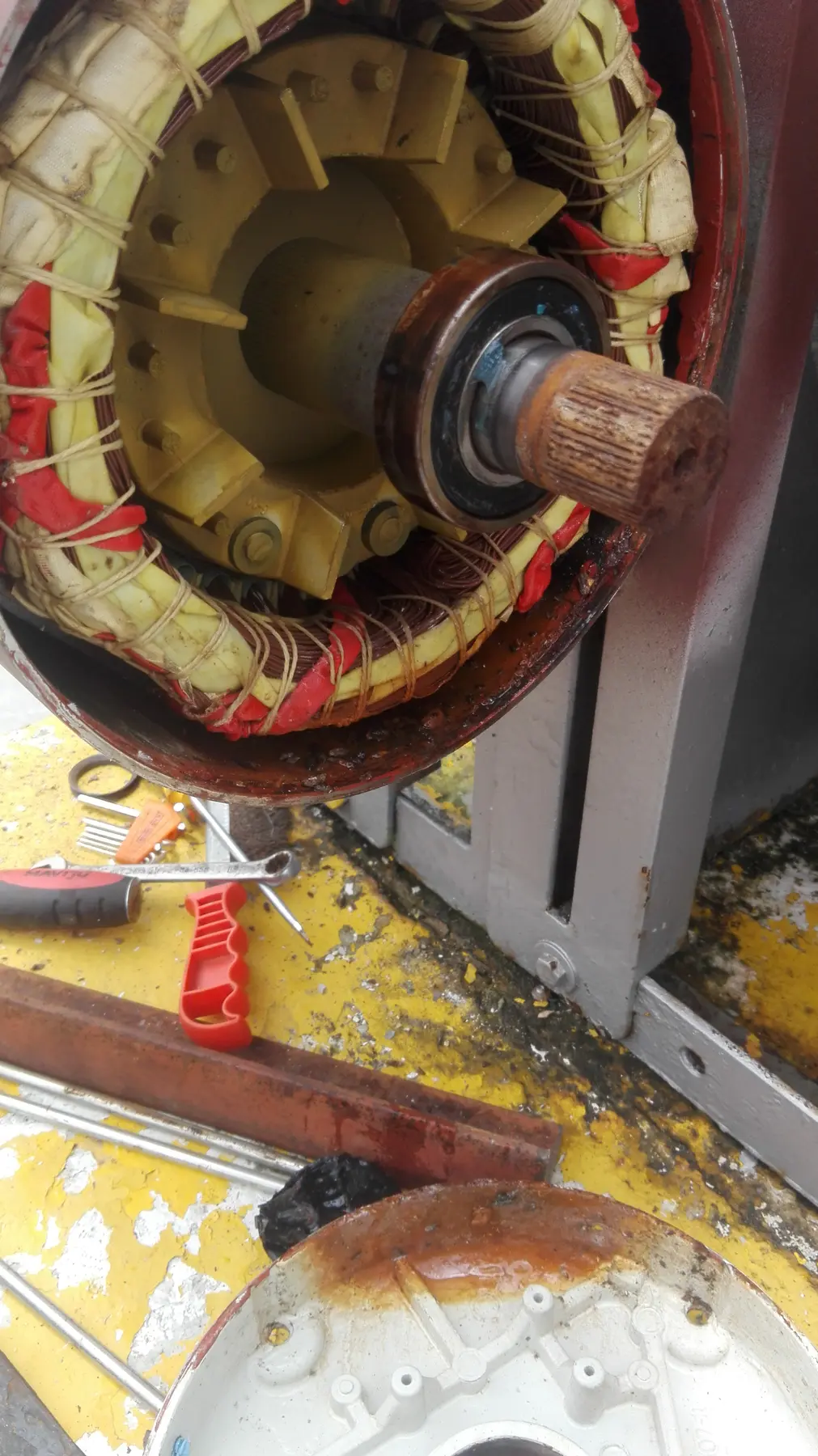 Condición del eje, rodamiento y devanado de un motor industrial
